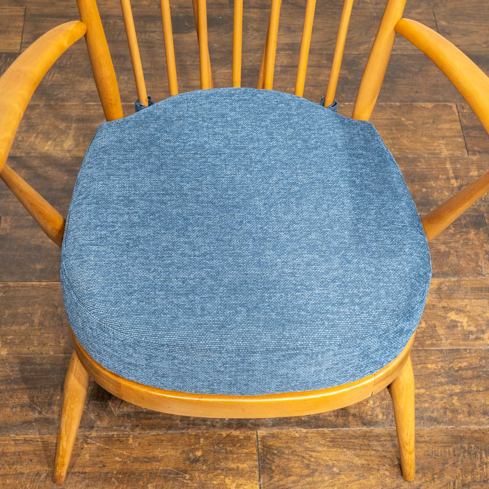 英国【ERCOL アーコール】ブルーのクッションが爽やか コムバック