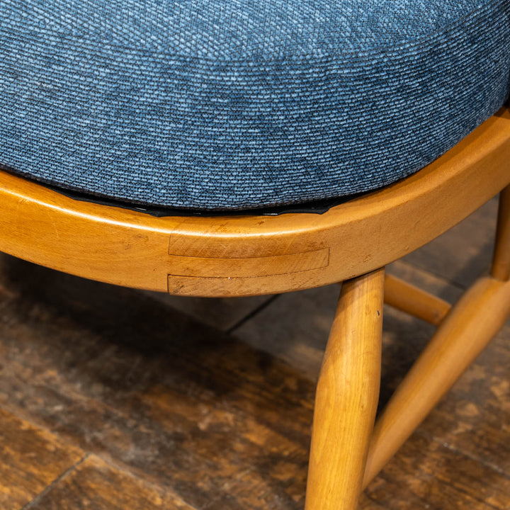 英国【ERCOL アーコール】ブルーのクッションが爽やか コムバック ウィンザー イージーチェア /24I-2