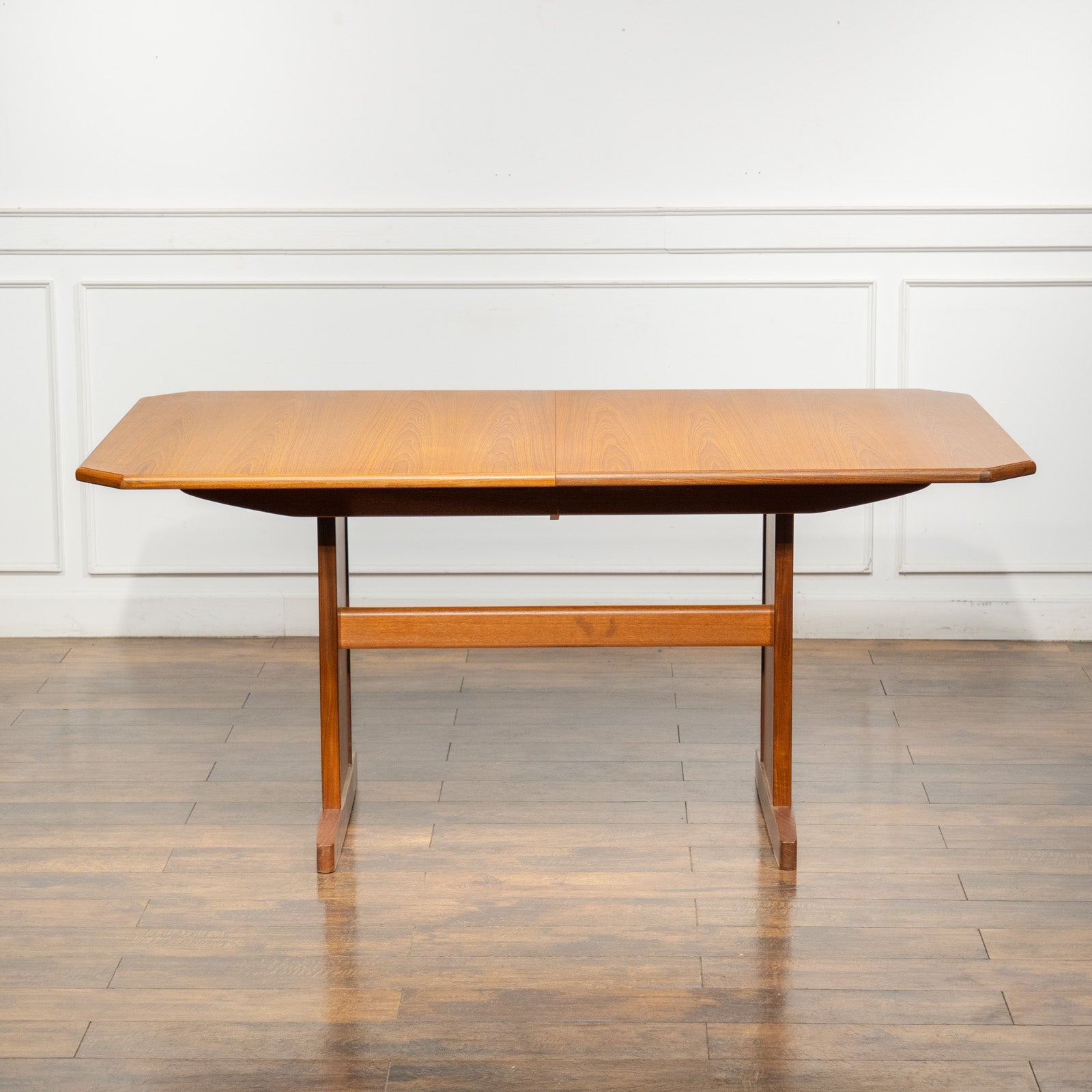 英国【G-PLAN ジープラン Chevron シェブロン】山型デザインの木目が