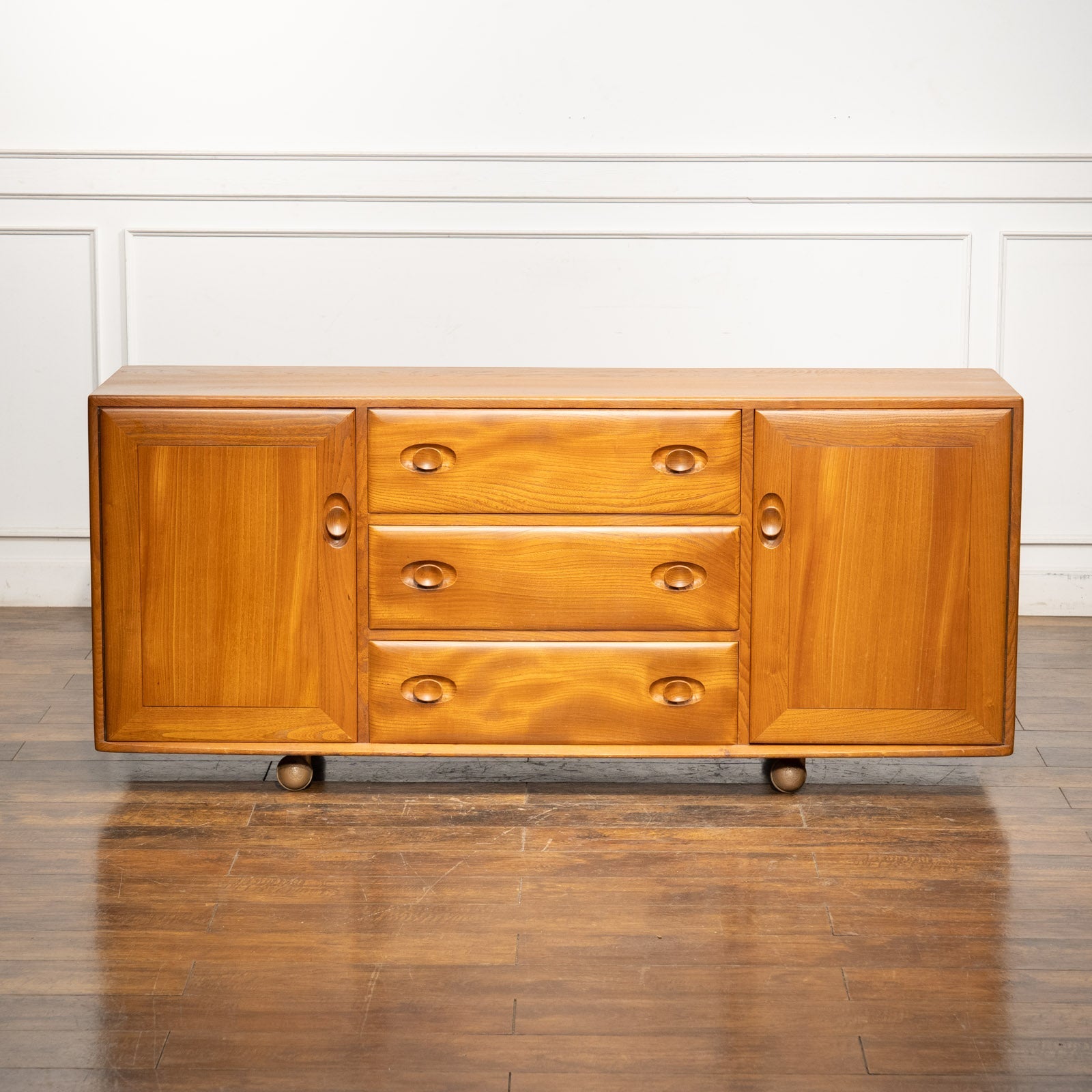 英国【ERCOL アーコール】モダンなデザインがお部屋に馴染む