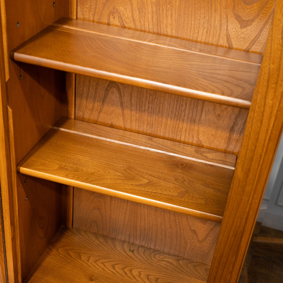 英国【ERCOL アーコール】3枚扉が特徴的 ウィンザー ディスプレイキャビネット /24I