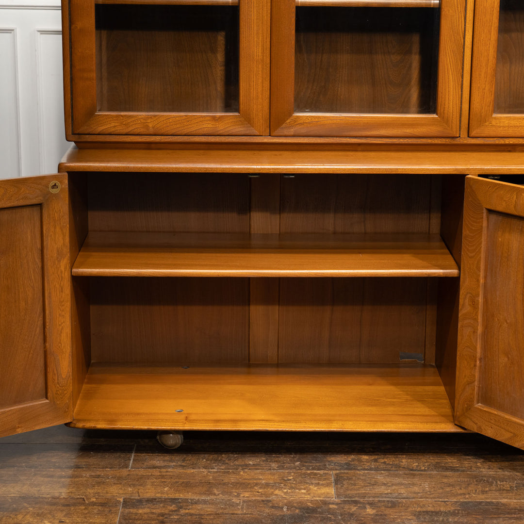 英国【ERCOL アーコール】3枚扉が特徴的 ウィンザー ディスプレイキャビネット /24I