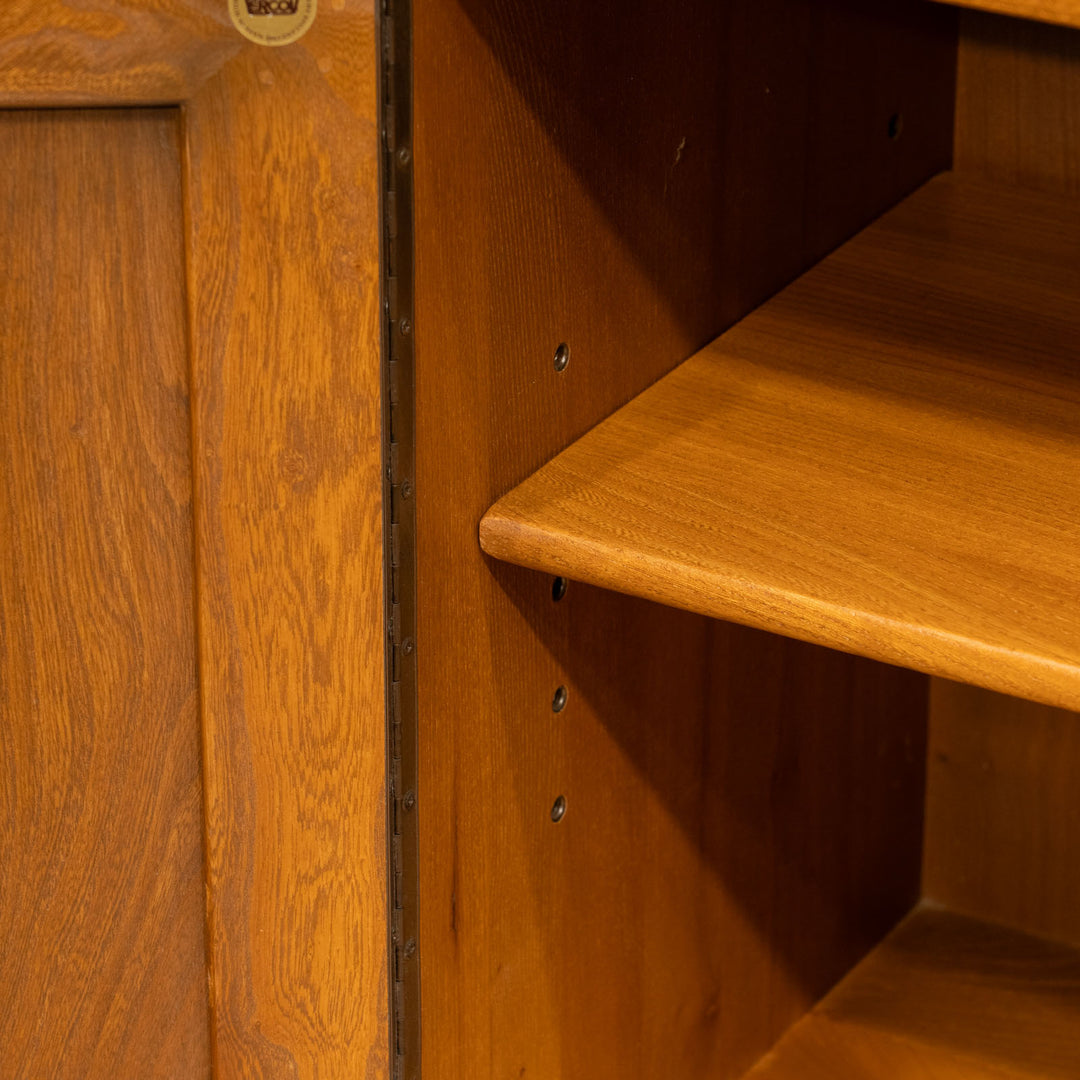 英国【ERCOL アーコール】3枚扉が特徴的 ウィンザー ディスプレイキャビネット /24I