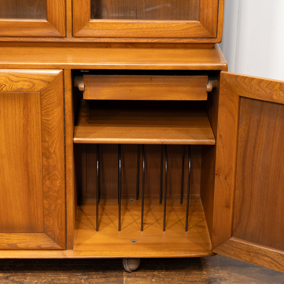 英国【ERCOL アーコール】3枚扉が特徴的 ウィンザー ディスプレイキャビネット /24I