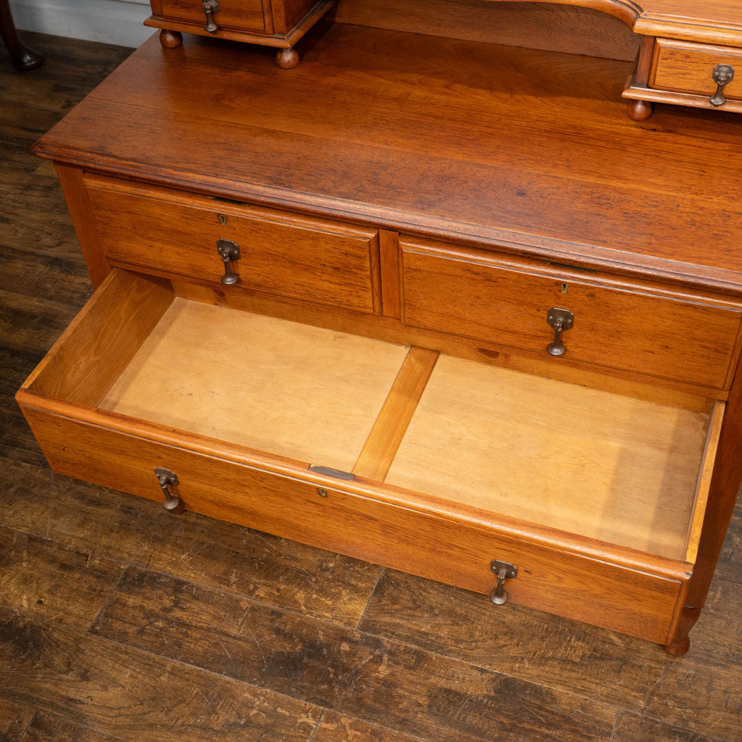 ミディアムブラウンの色味が温かみを感じる オーク ドレッサー /24I