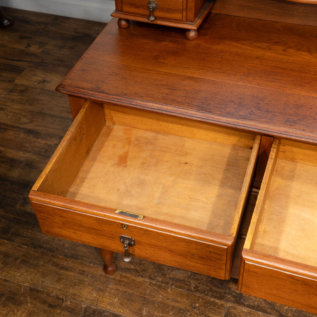 ミディアムブラウンの色味が温かみを感じる オーク ドレッサー /24I