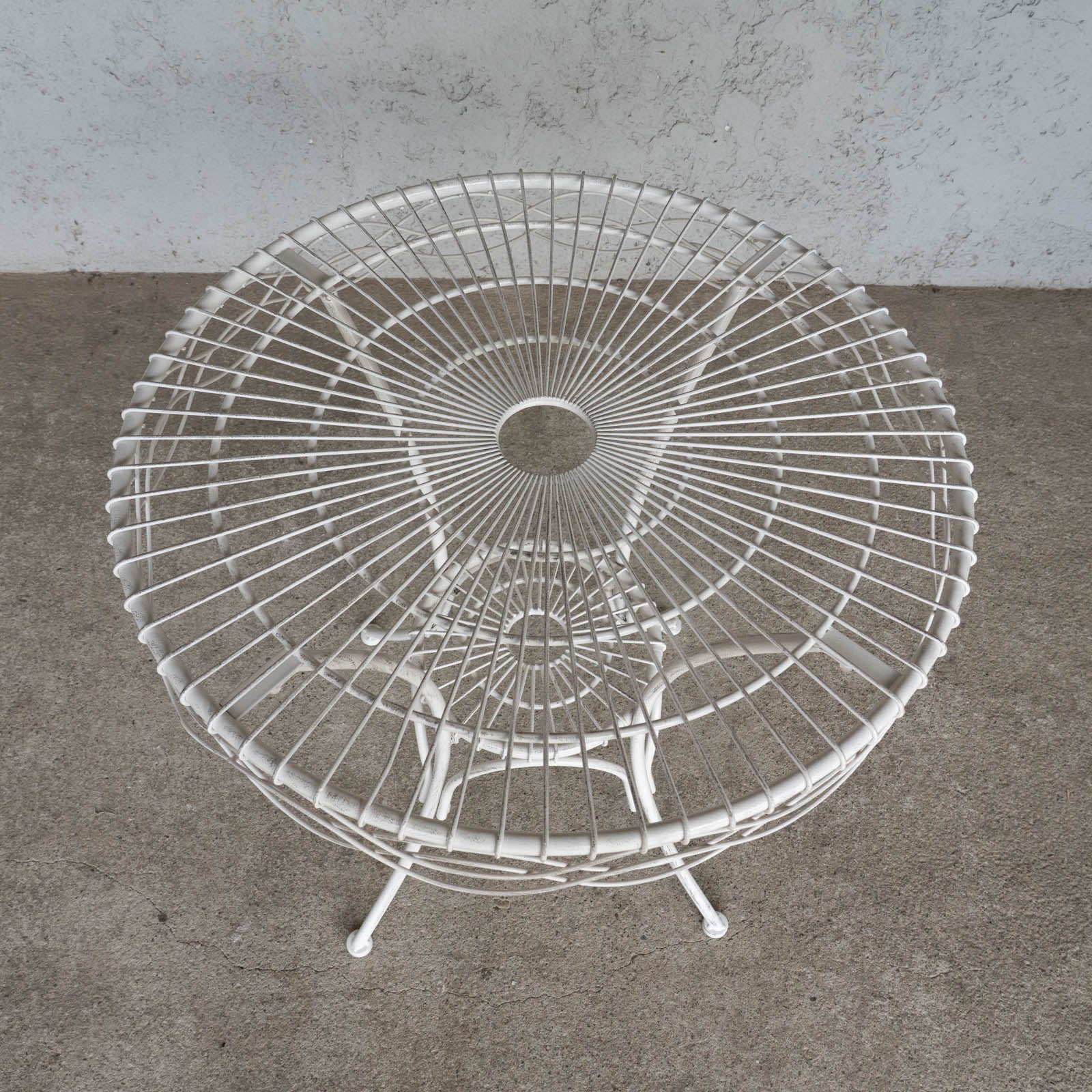 シャビーシックなお庭作りにぴったり アンティーク調 ホワイト