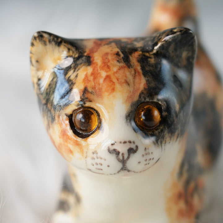 【Winstanley Cat ウィンスタンレイ キャット】◇小さなしっぽやクリームパンの様な手が愛らしい Calico キャリコ /24L-B[m]