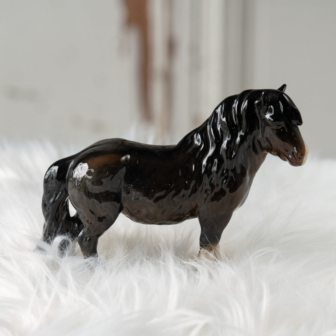 【BESWICK ベスウィック】ふさふさの毛や短い足が特徴的 シェトランドポニー ホースフィギュリン[m]