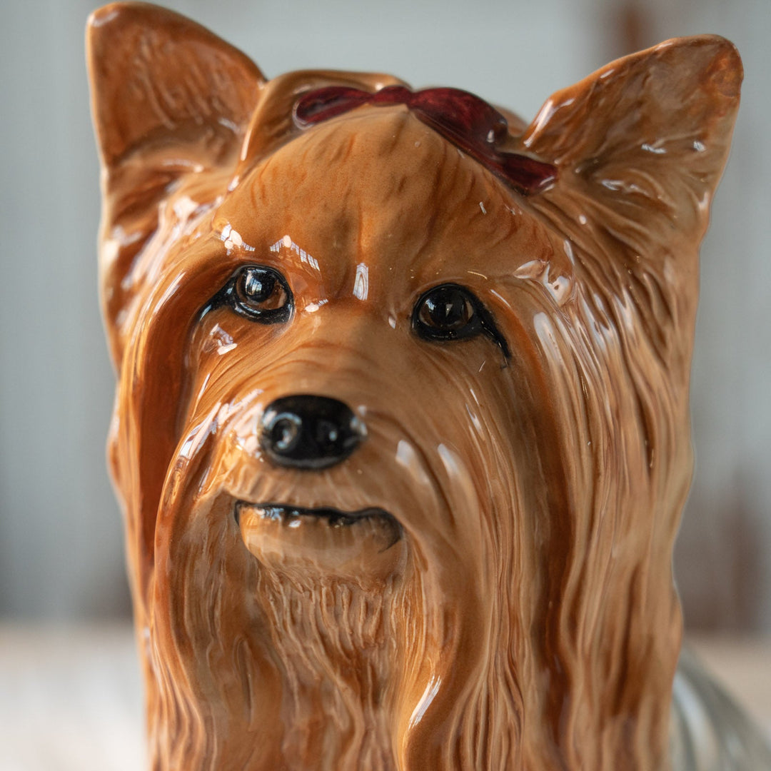 【BESWICK ベスウィック】つぶらな瞳や頭のリボンが可愛らしい ヨークシャーテリア ドッグフィギュリン /24L-A[m]