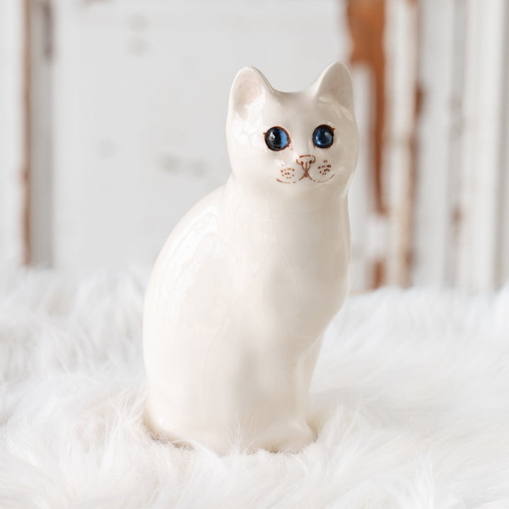 【Winstanley Cat ウィンスタンレイ キャット】◇両足をきゅっと揃えた上品な佇まい ブルーアイ Snowy スノーウィ /25F