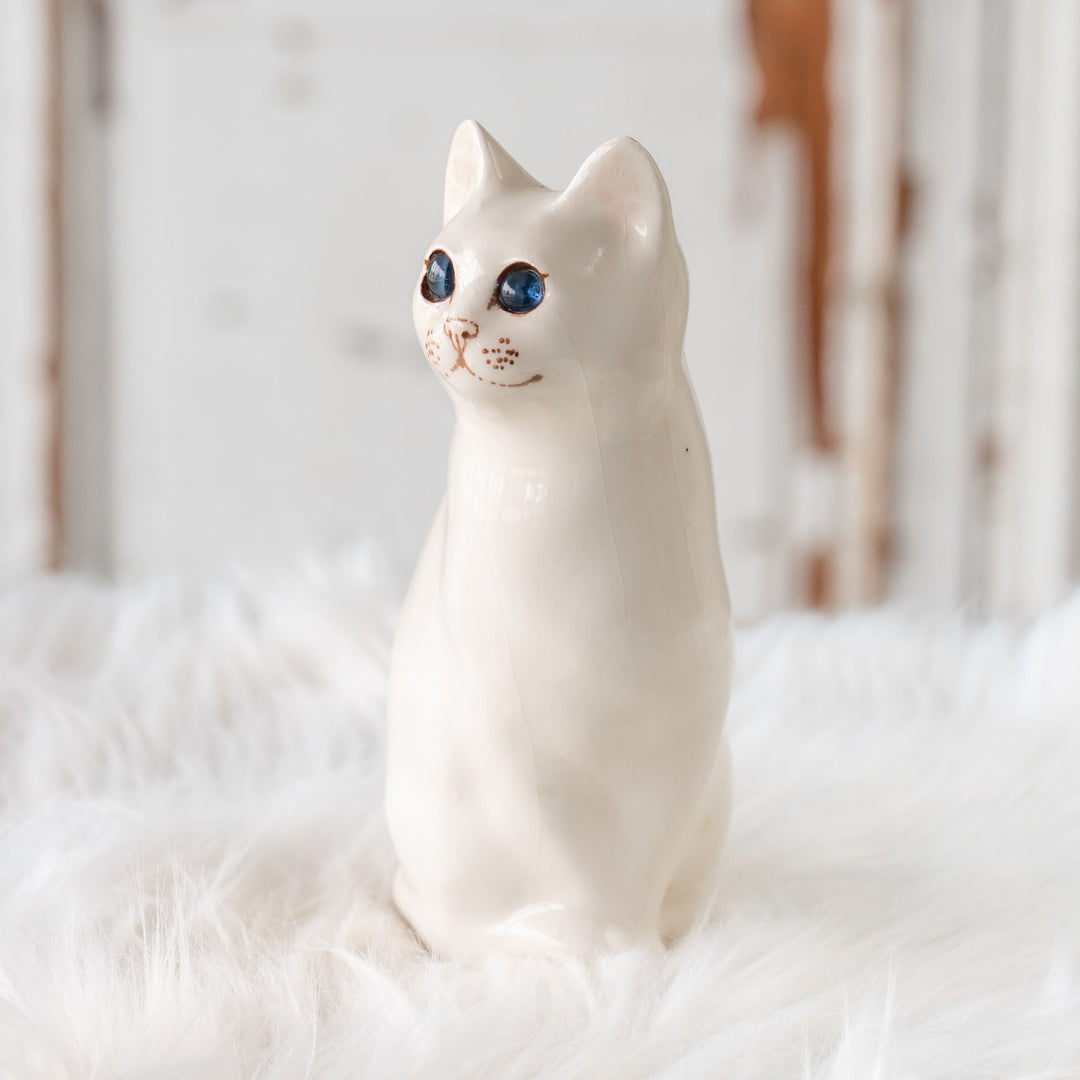 【Winstanley Cat ウィンスタンレイ キャット】◇両足をきゅっと揃えた上品な佇まい ブルーアイ Snowy スノーウィ /25F
