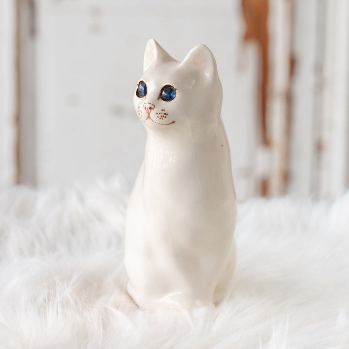 【Winstanley Cat ウィンスタンレイ キャット】◇両足をきゅっと揃えた上品な佇まい ブルーアイ Snowy スノーウィ /25F