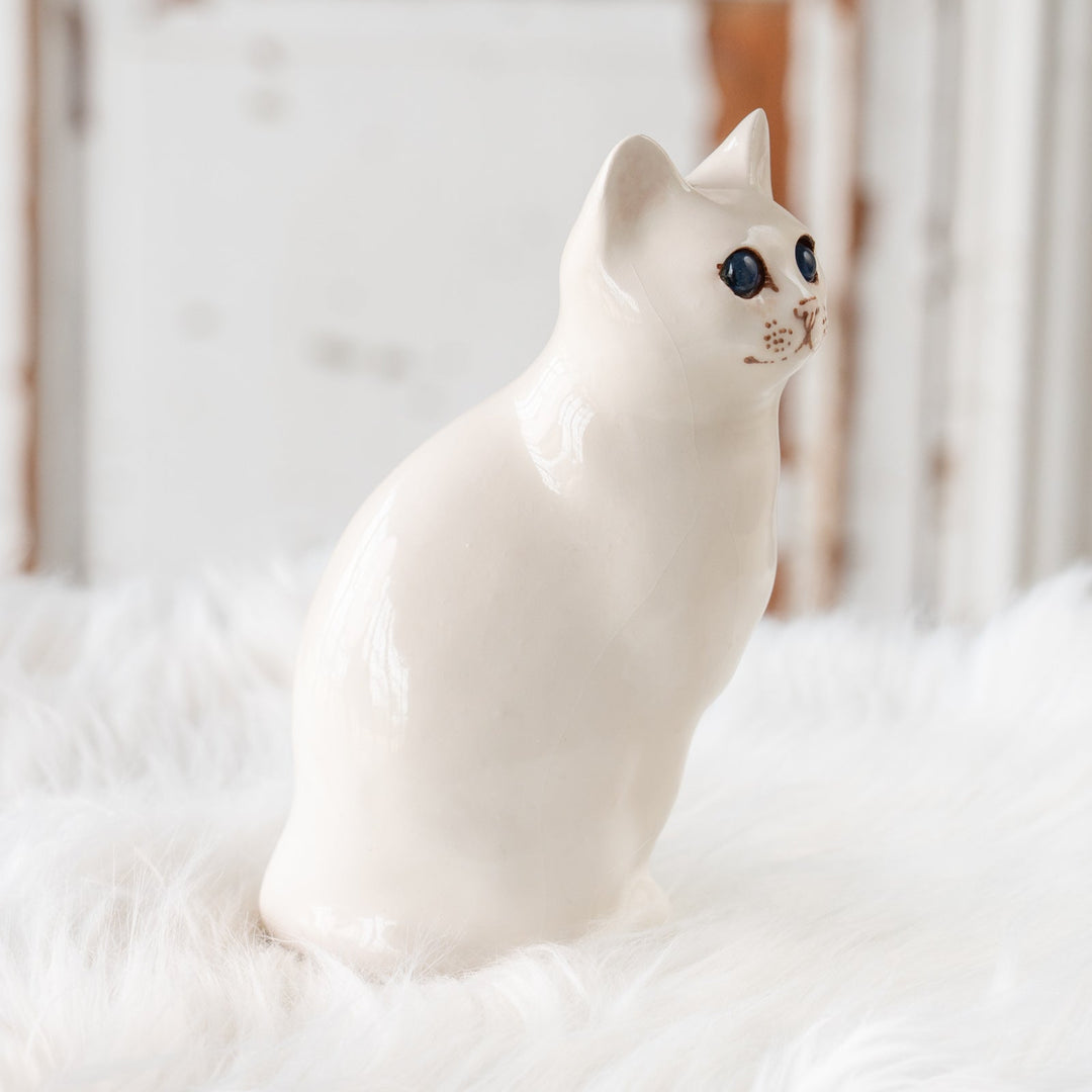 【Winstanley Cat ウィンスタンレイ キャット】◇両足をきゅっと揃えた上品な佇まい ブルーアイ Snowy スノーウィ /25F