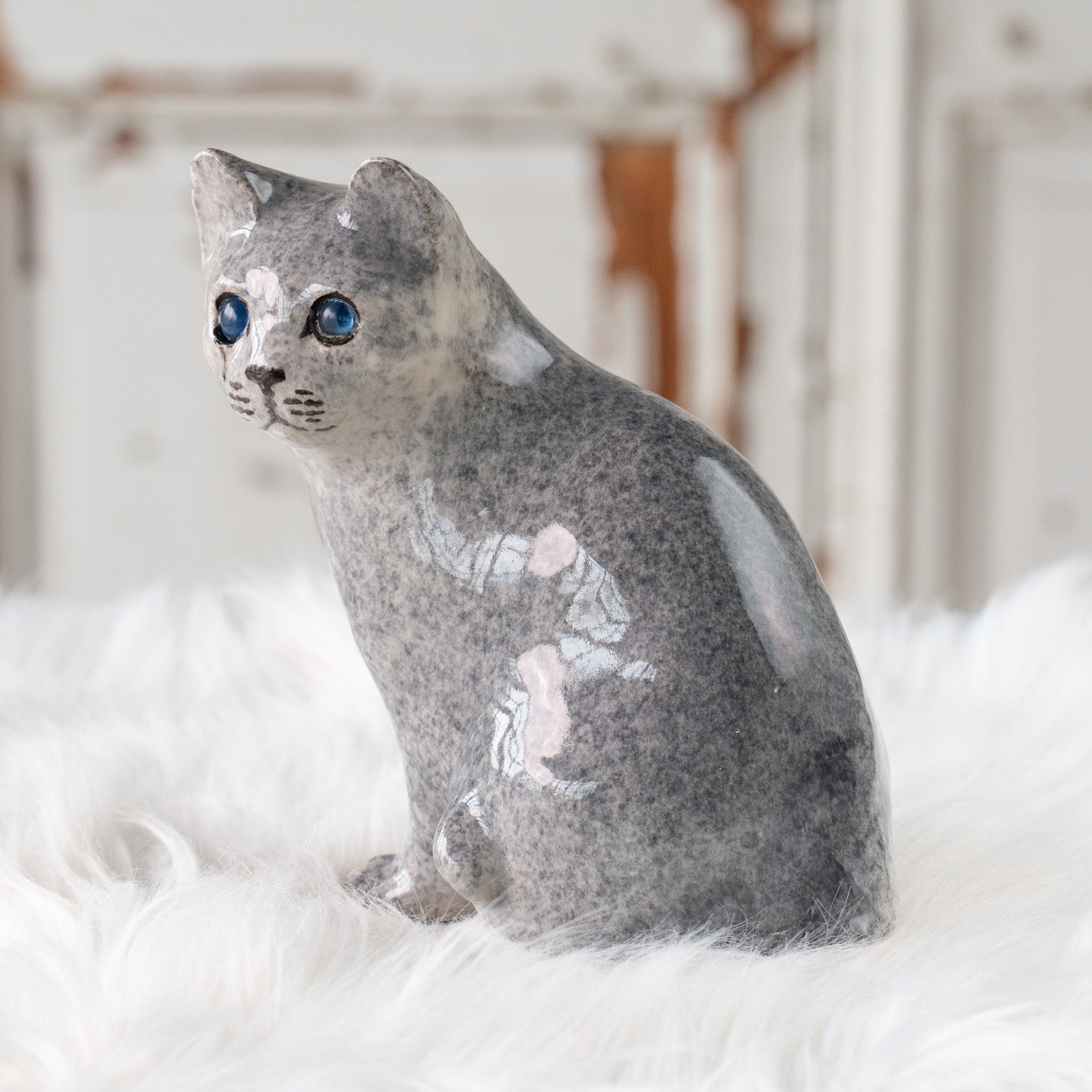 Winstanley Cat ウィンスタンレイ キャット】座ってこちらを見つめる