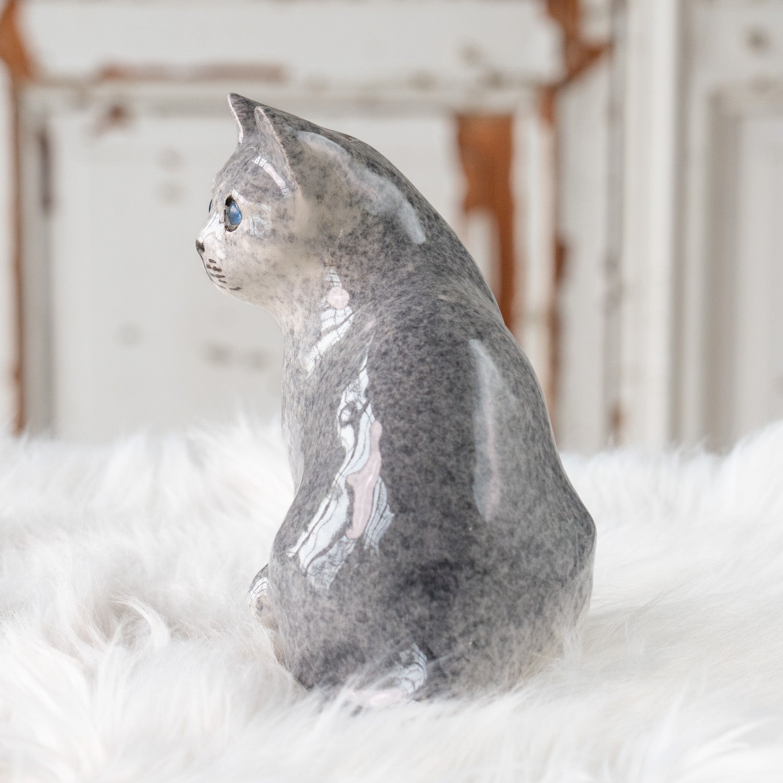 ウィンスタンレイキャット　ケンジントンキャット　ロシアンブルー　サイズ4　貫入無 Winstanley Cat ウィンスタンレイ キャット】座ってこちらを見つめる