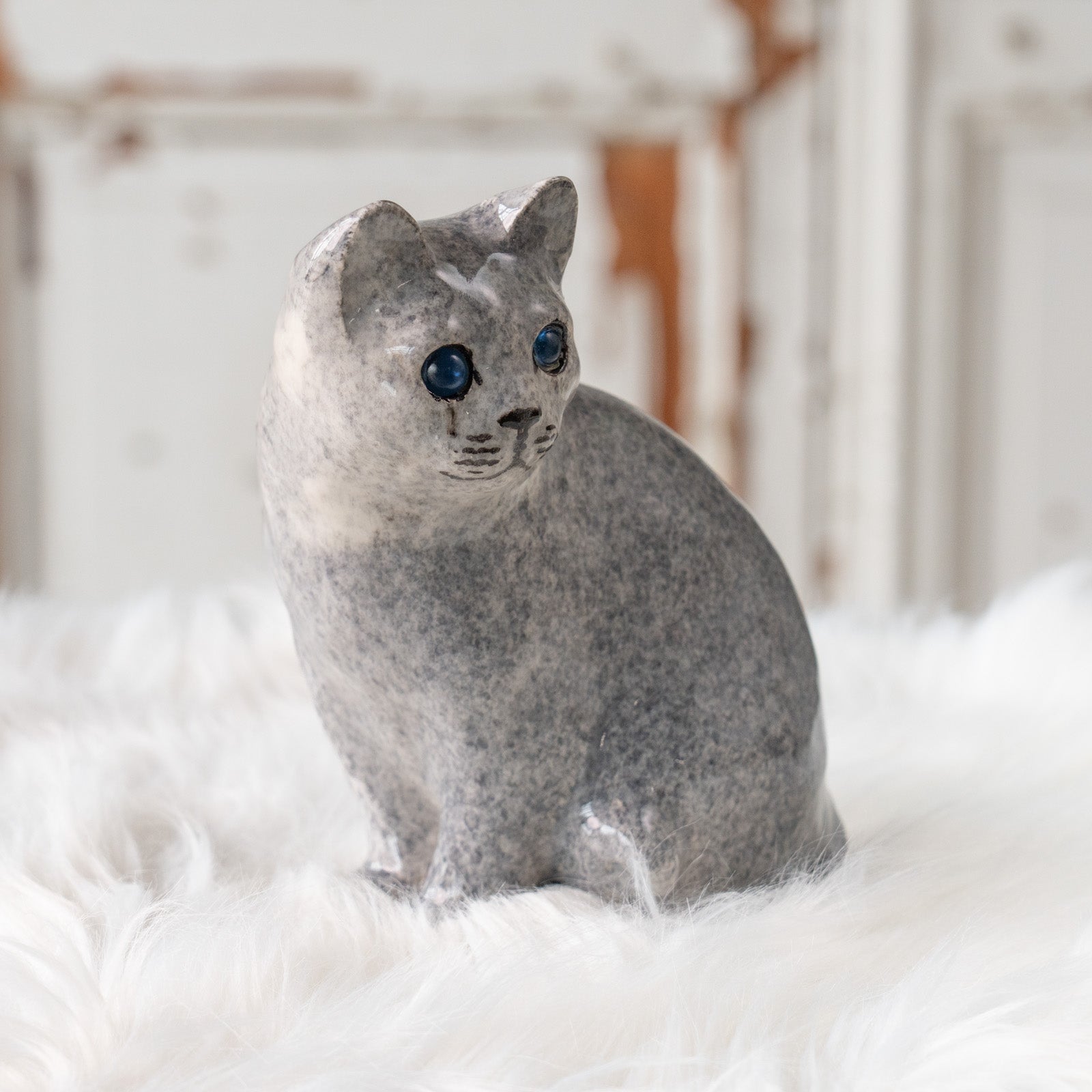 Winstanley Cat ウィンスタンレイ キャット】座ってこちらを見つめる