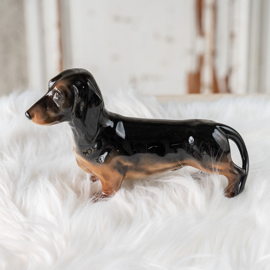 【BESWICK ベスウィック】艶やかな被毛が美しい ミニチュアダックスフンド ドッグフィギュリン /25F