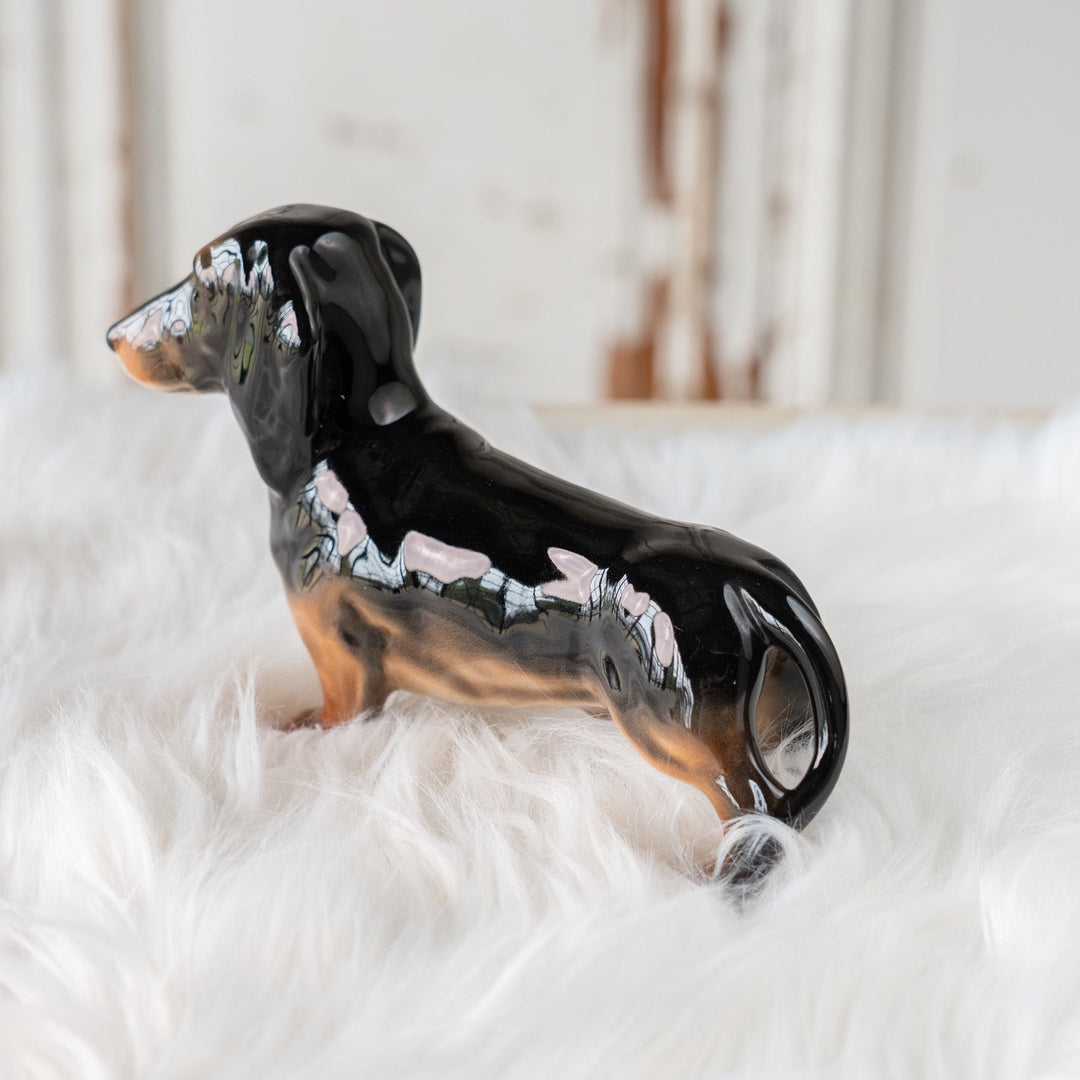 【BESWICK ベスウィック】艶やかな被毛が美しい ミニチュアダックスフンド ドッグフィギュリン /25F