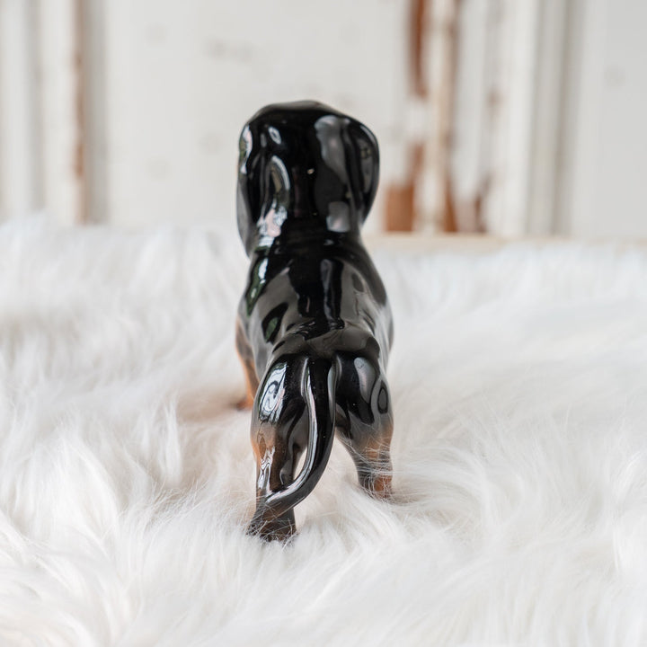 【BESWICK ベスウィック】艶やかな被毛が美しい ミニチュアダックスフンド ドッグフィギュリン /25F