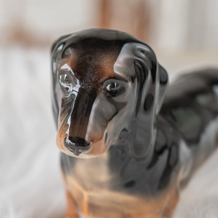 【BESWICK ベスウィック】艶やかな被毛が美しい ミニチュアダックスフンド ドッグフィギュリン /25F