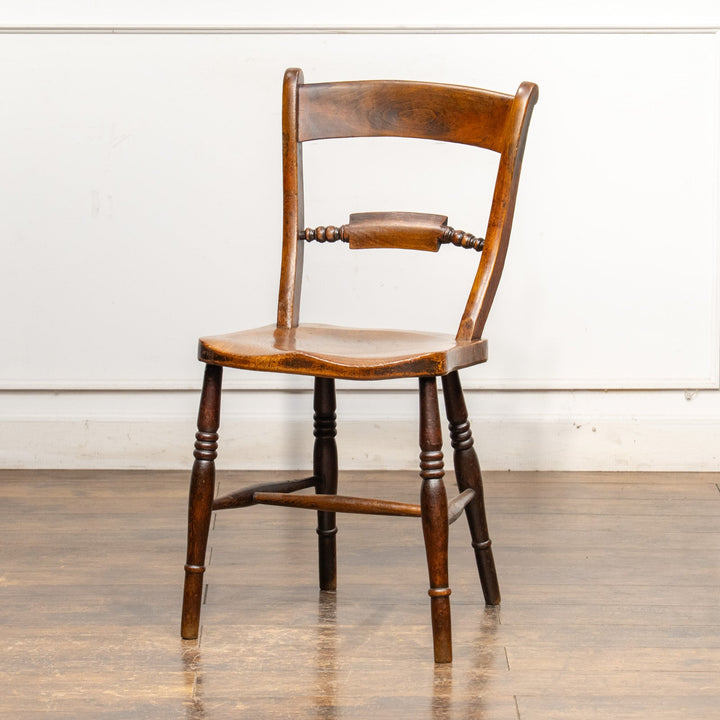 柔らかなシルエットに艶やかな飴色の木肌がぴったり ウィンザー スクロールバックチェア /25G-2