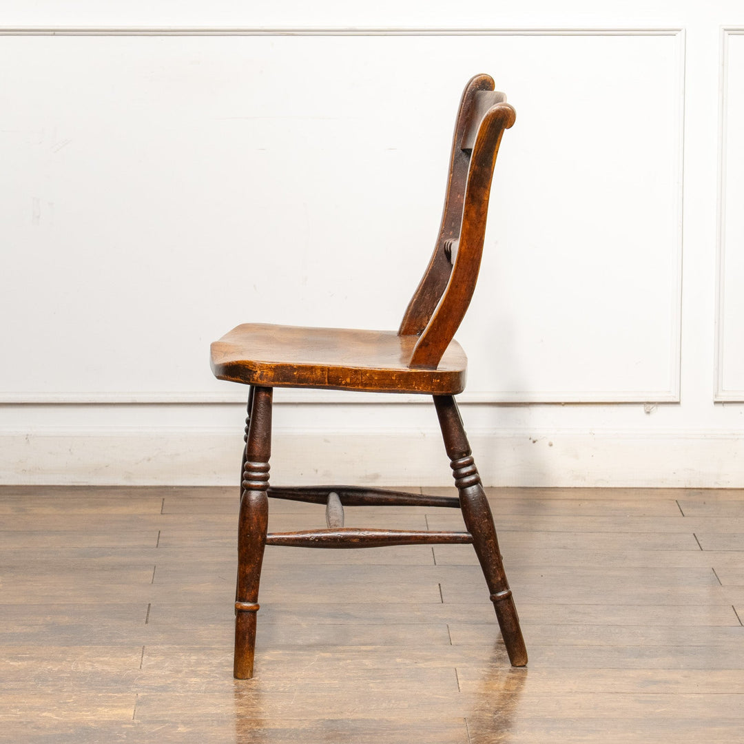 柔らかなシルエットに艶やかな飴色の木肌がぴったり ウィンザー スクロールバックチェア /25G-2