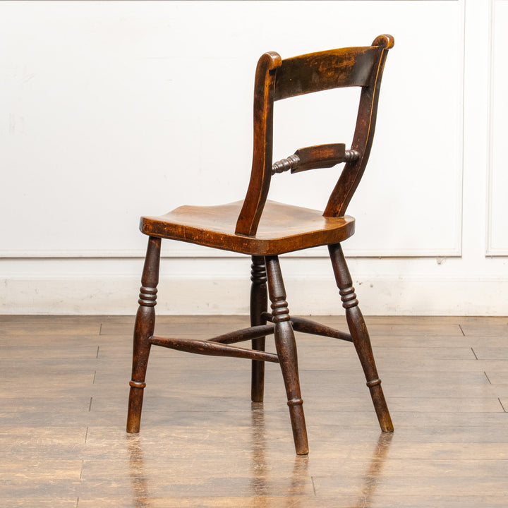 柔らかなシルエットに艶やかな飴色の木肌がぴったり ウィンザー スクロールバックチェア /25G-2