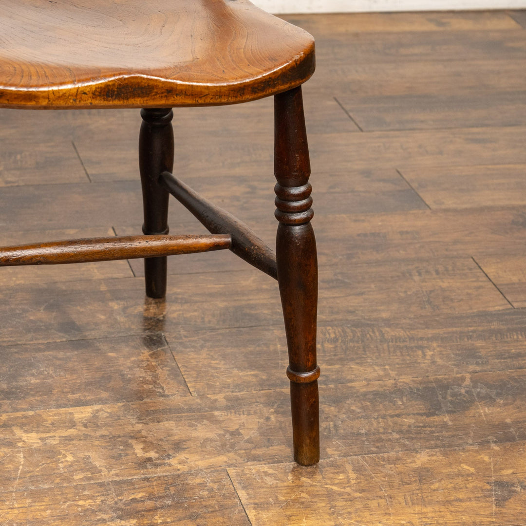 柔らかなシルエットに艶やかな飴色の木肌がぴったり ウィンザー スクロールバックチェア /25G-2