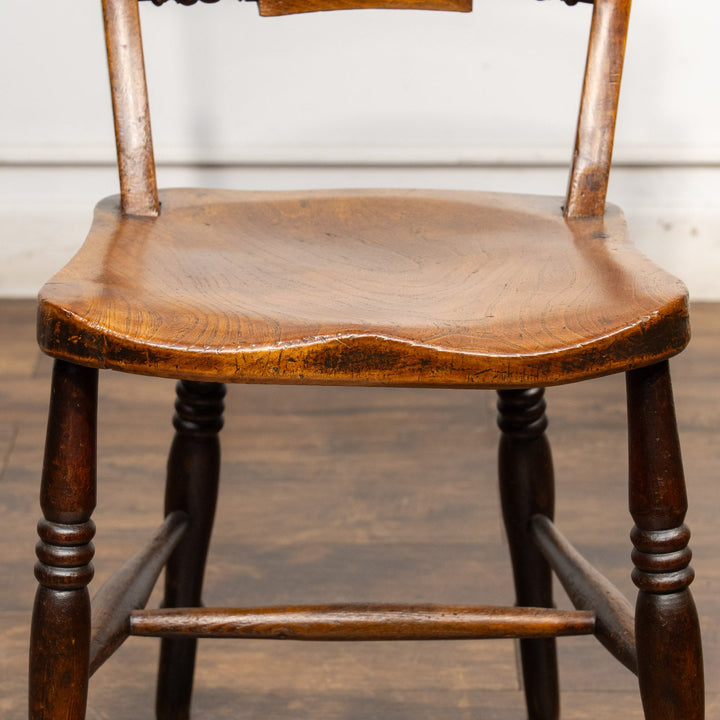 柔らかなシルエットに艶やかな飴色の木肌がぴったり ウィンザー スクロールバックチェア /25G-2