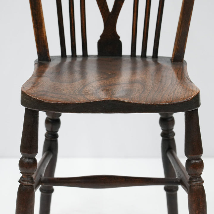 車輪モチーフの透かし彫りが特徴 カントリー家具の定番 ホイールバック ウィンザーチェア /25G-1