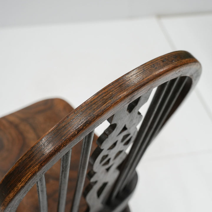 車輪モチーフの透かし彫りが特徴 カントリー家具の定番 ホイールバック ウィンザーチェア /25G-1