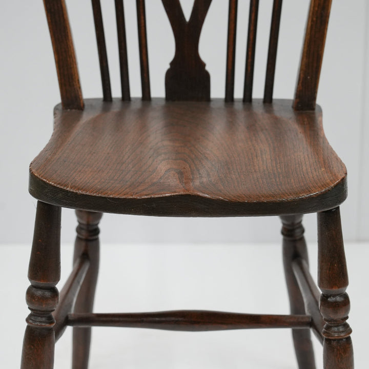 車輪モチーフの透かし彫りが特徴 カントリー家具の定番 ホイールバック ウィンザーチェア /25G-2