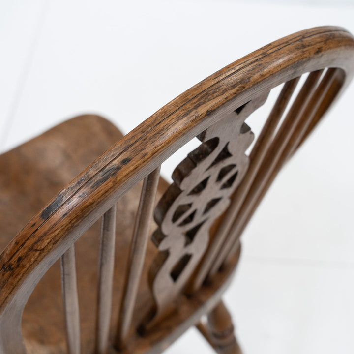 車輪モチーフの透かし彫りが特徴 カントリー家具の定番 ホイールバック ウィンザーチェア /25G-3