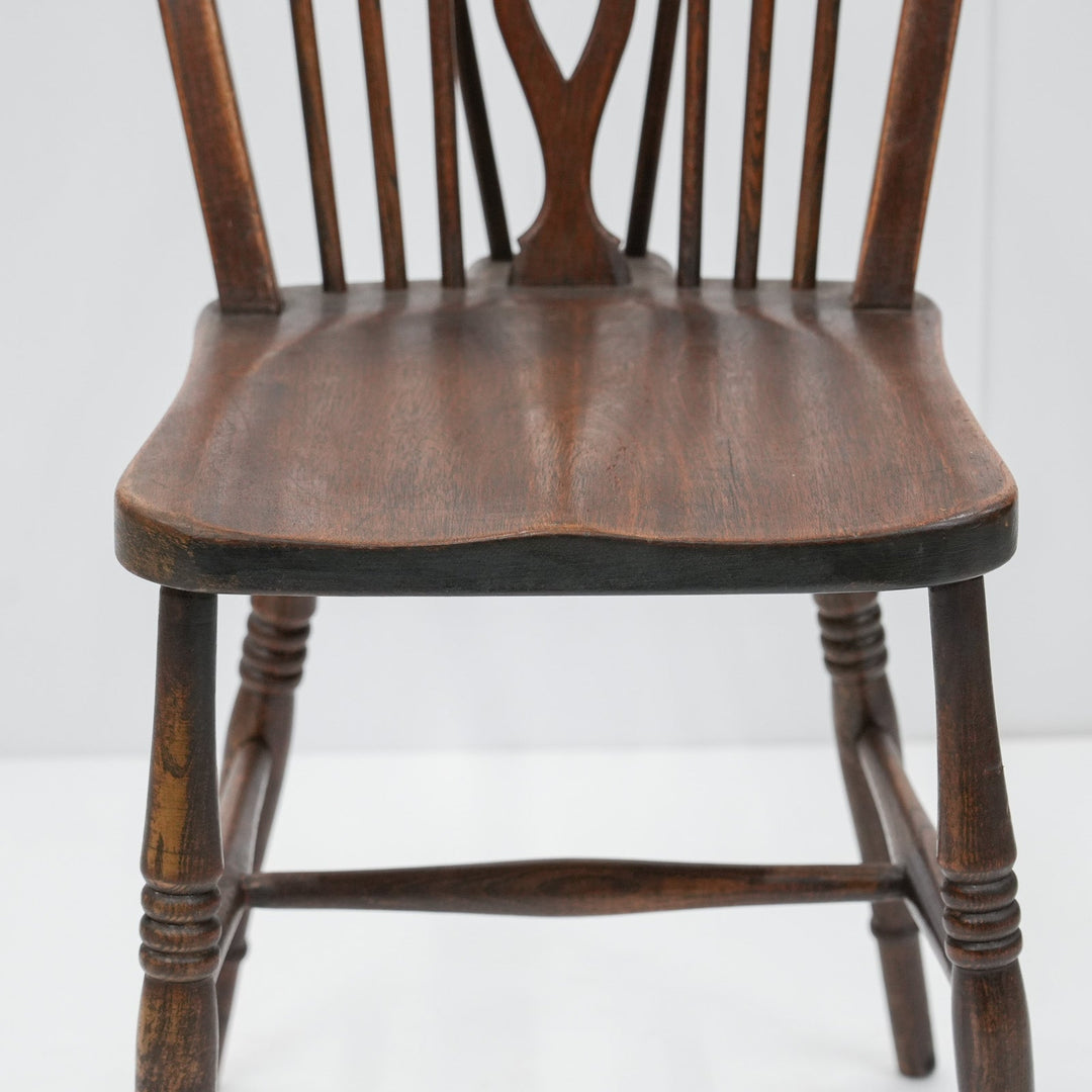車輪モチーフの透かし彫りが特徴 カントリー家具の定番 ホイールバック ウィンザーチェア /25G-11