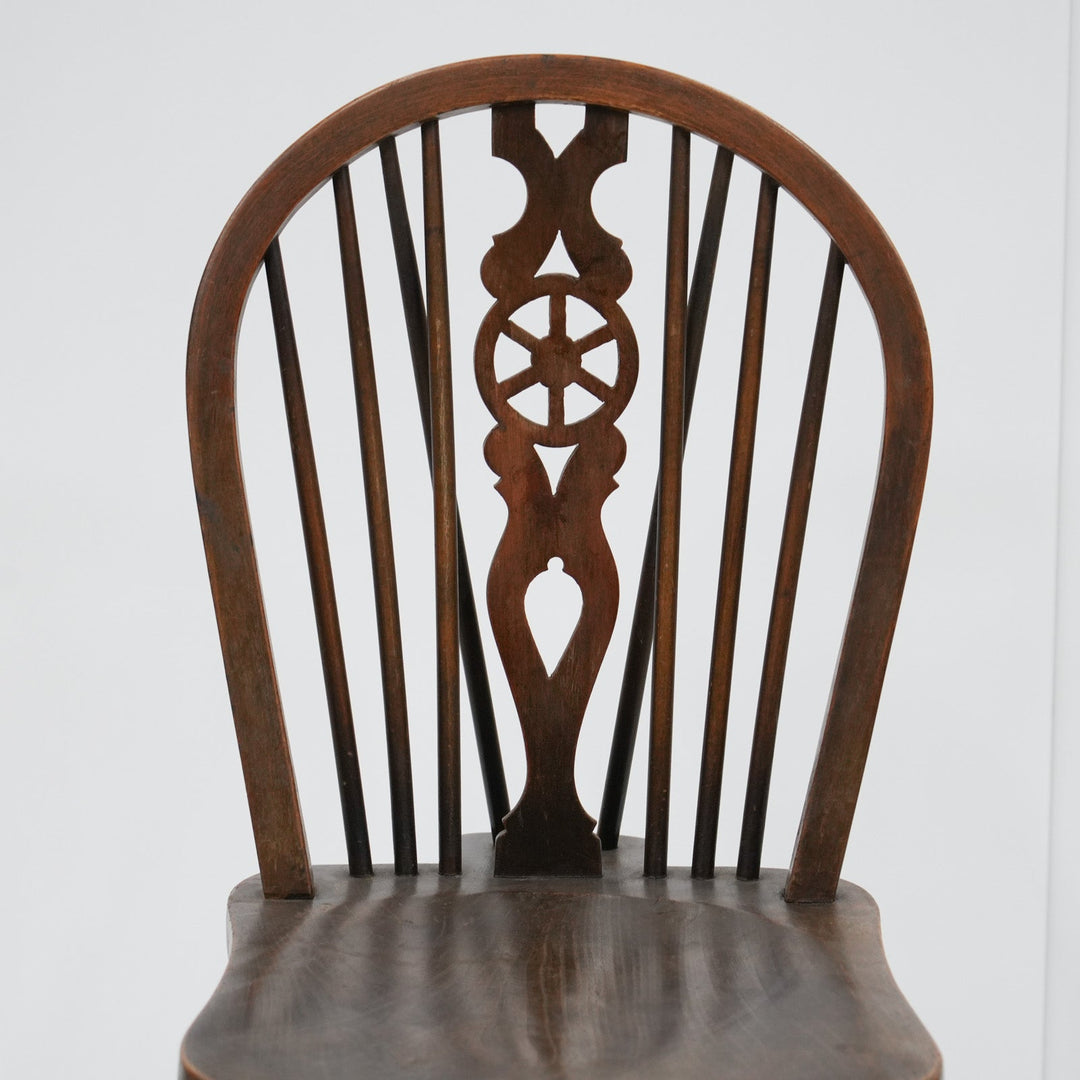 車輪モチーフの透かし彫りが特徴 カントリー家具の定番 ホイールバック ウィンザーチェア /25G-13
