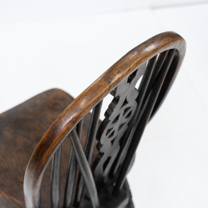 車輪モチーフの透かし彫りが特徴 カントリー家具の定番 ホイールバック ウィンザーチェア /25G-16