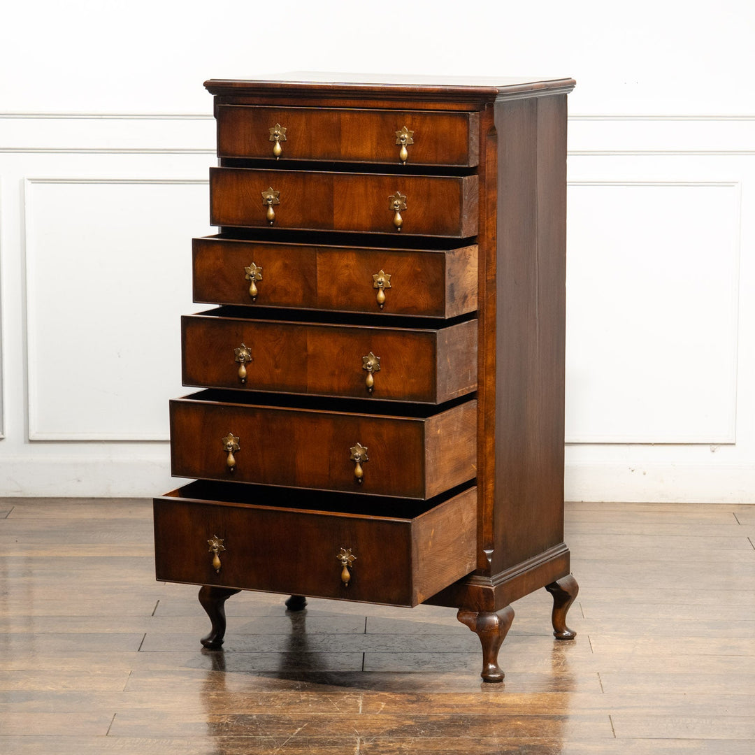 華やかなドロップハンドルやカブリオールレッグなど気品を感じる佇まい 6段チェスト /25G