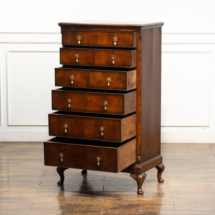 華やかなドロップハンドルやカブリオールレッグなど気品を感じる佇まい 6段チェスト /25G