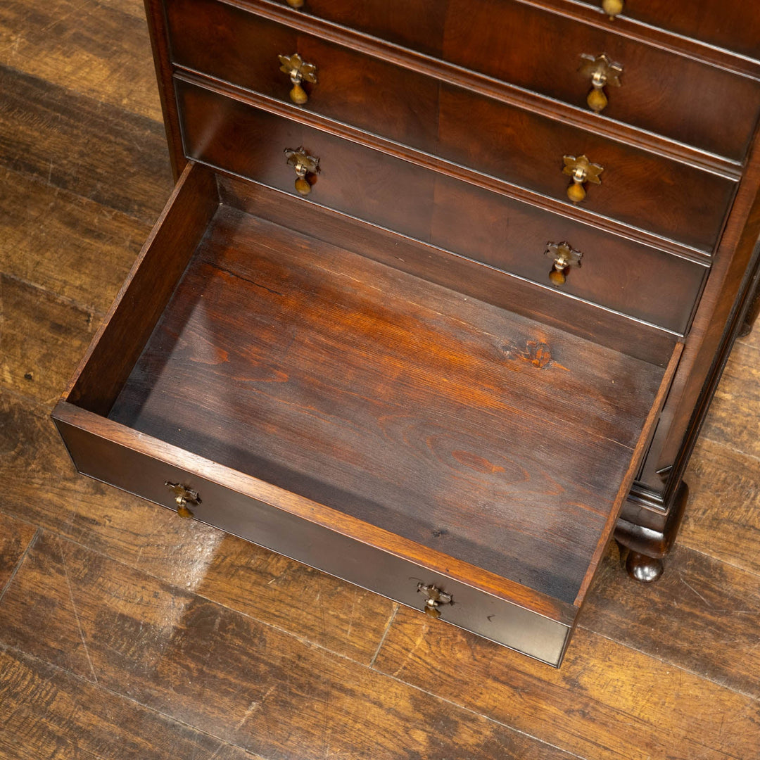 華やかなドロップハンドルやカブリオールレッグなど気品を感じる佇まい 6段チェスト /25G