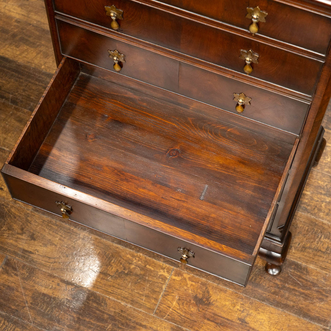 華やかなドロップハンドルやカブリオールレッグなど気品を感じる佇まい 6段チェスト /25G