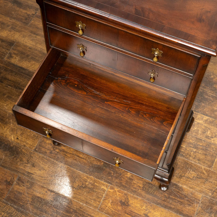 華やかなドロップハンドルやカブリオールレッグなど気品を感じる佇まい 6段チェスト /25G