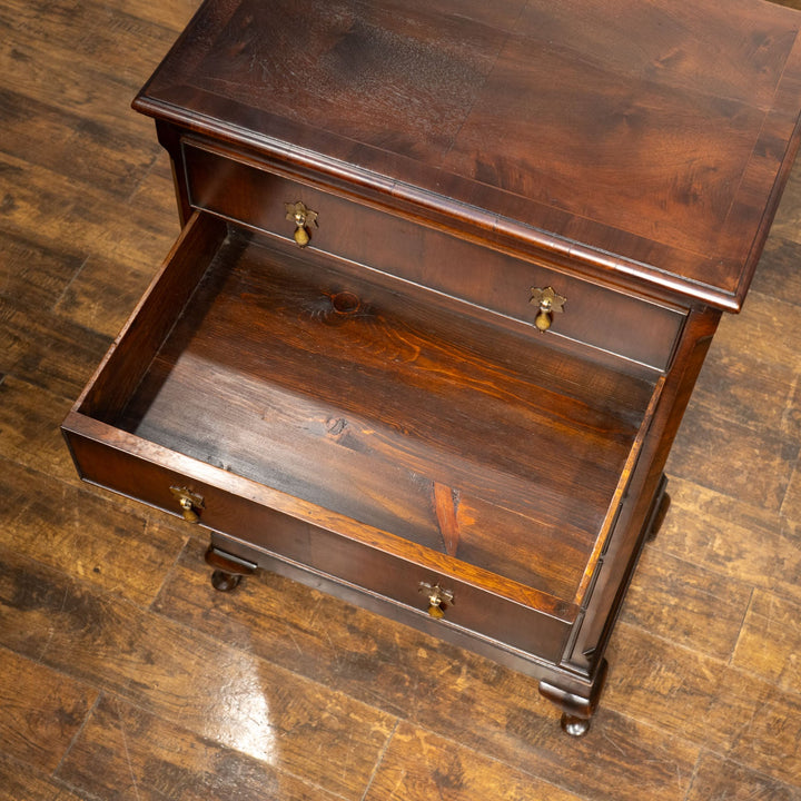 華やかなドロップハンドルやカブリオールレッグなど気品を感じる佇まい 6段チェスト /25G