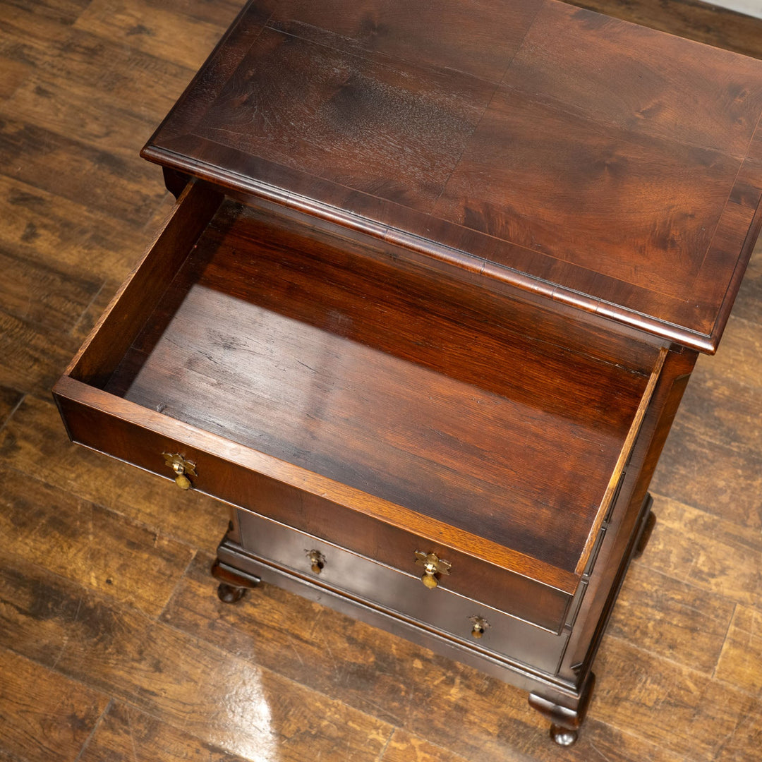 華やかなドロップハンドルやカブリオールレッグなど気品を感じる佇まい 6段チェスト /25G