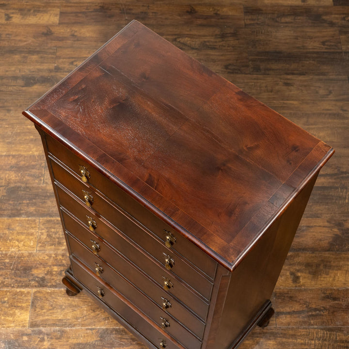 華やかなドロップハンドルやカブリオールレッグなど気品を感じる佇まい 6段チェスト /25G