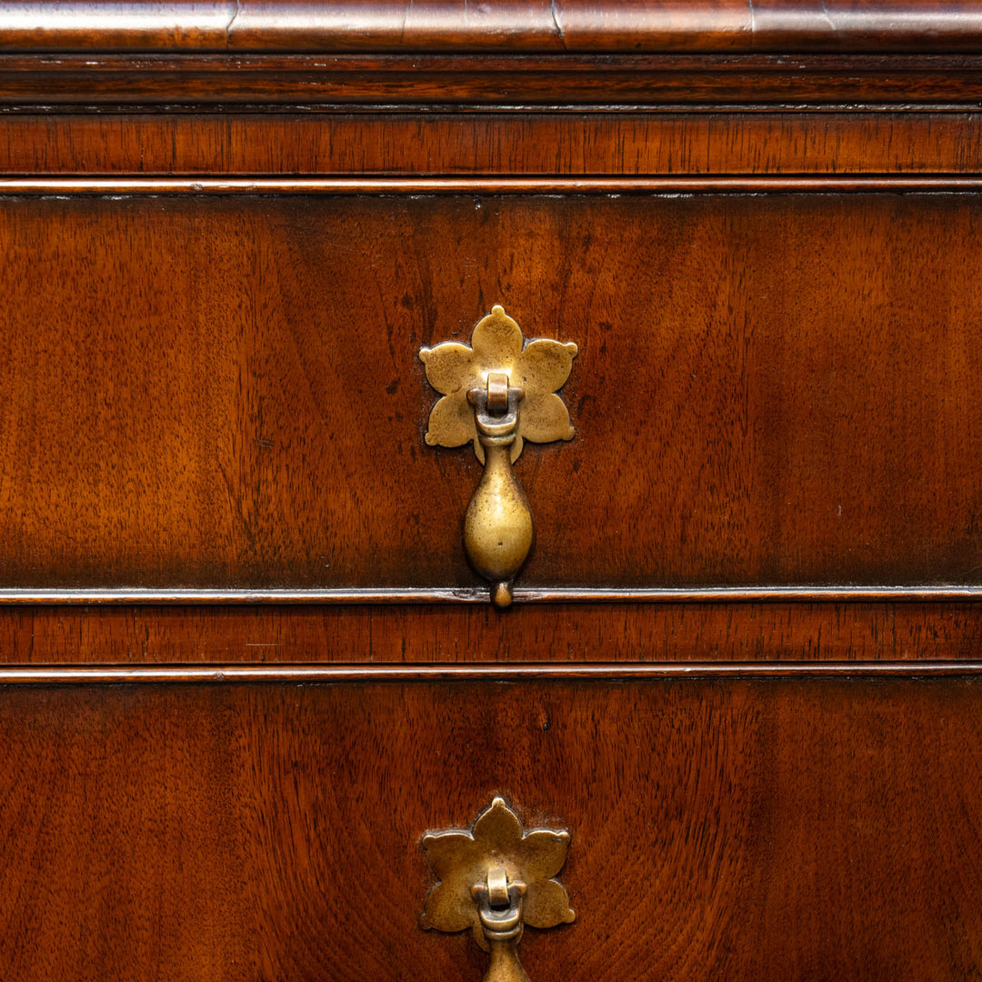 華やかなドロップハンドルやカブリオールレッグなど気品を感じる佇まい 6段チェスト /25G