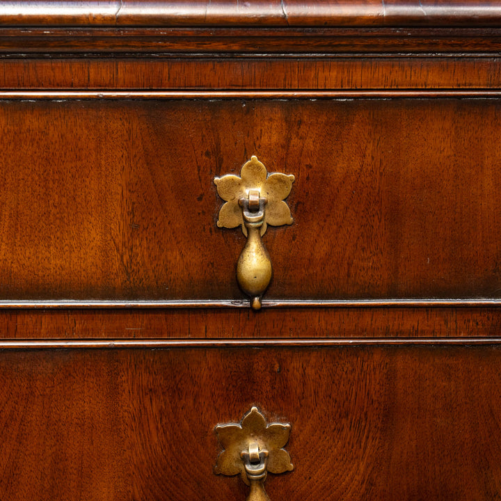 華やかなドロップハンドルやカブリオールレッグなど気品を感じる佇まい 6段チェスト /25G