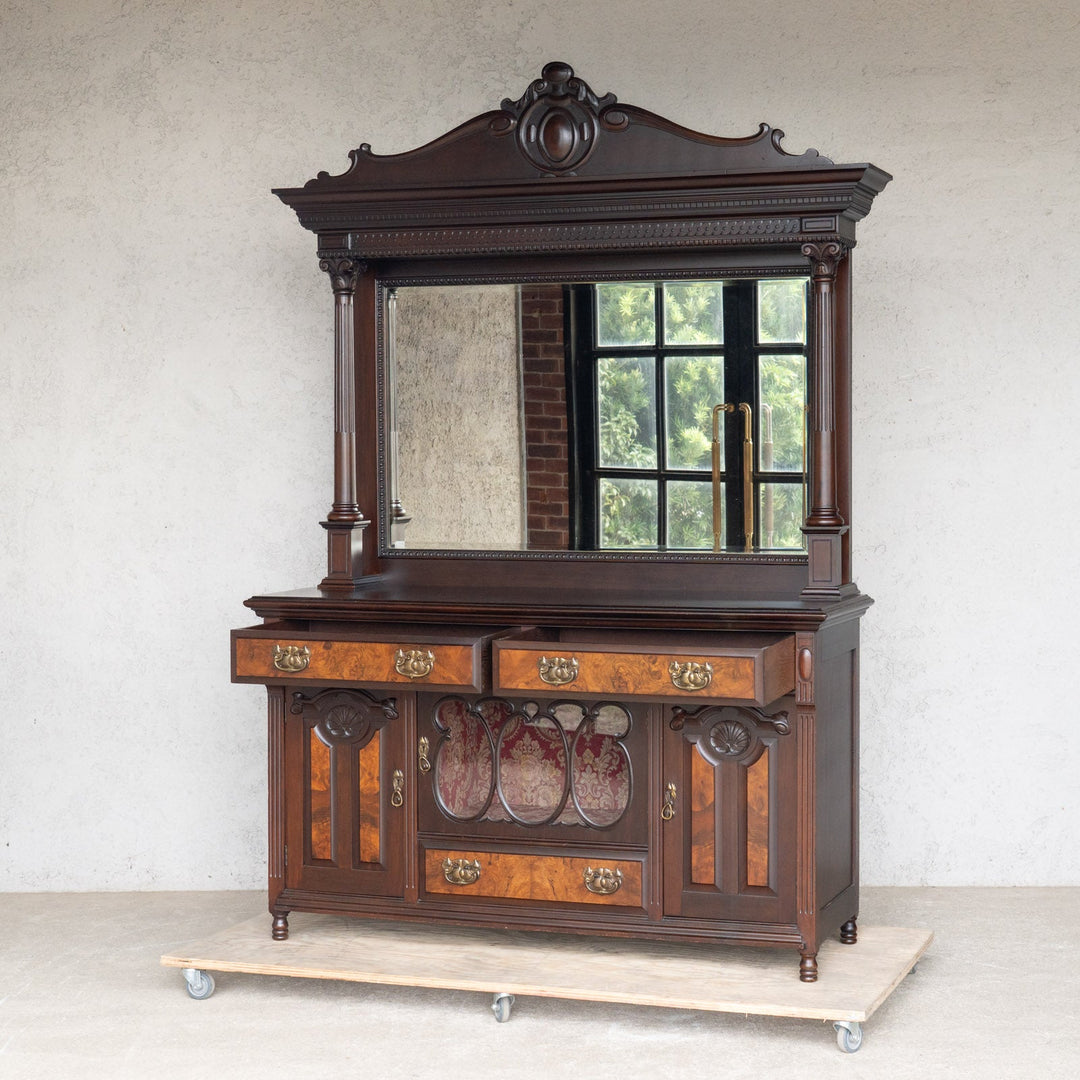 伝統的なカルトューシュやギロッシュなどの装飾が美しい レアモデル ミラーバックサイドボード /25G