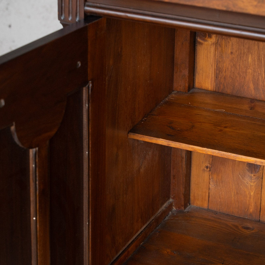 伝統的なカルトューシュやギロッシュなどの装飾が美しい レアモデル ミラーバックサイドボード /25G