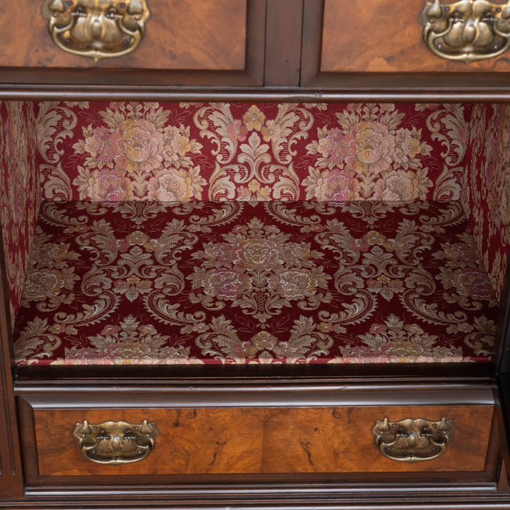 伝統的なカルトューシュやギロッシュなどの装飾が美しい レアモデル ミラーバックサイドボード /25G